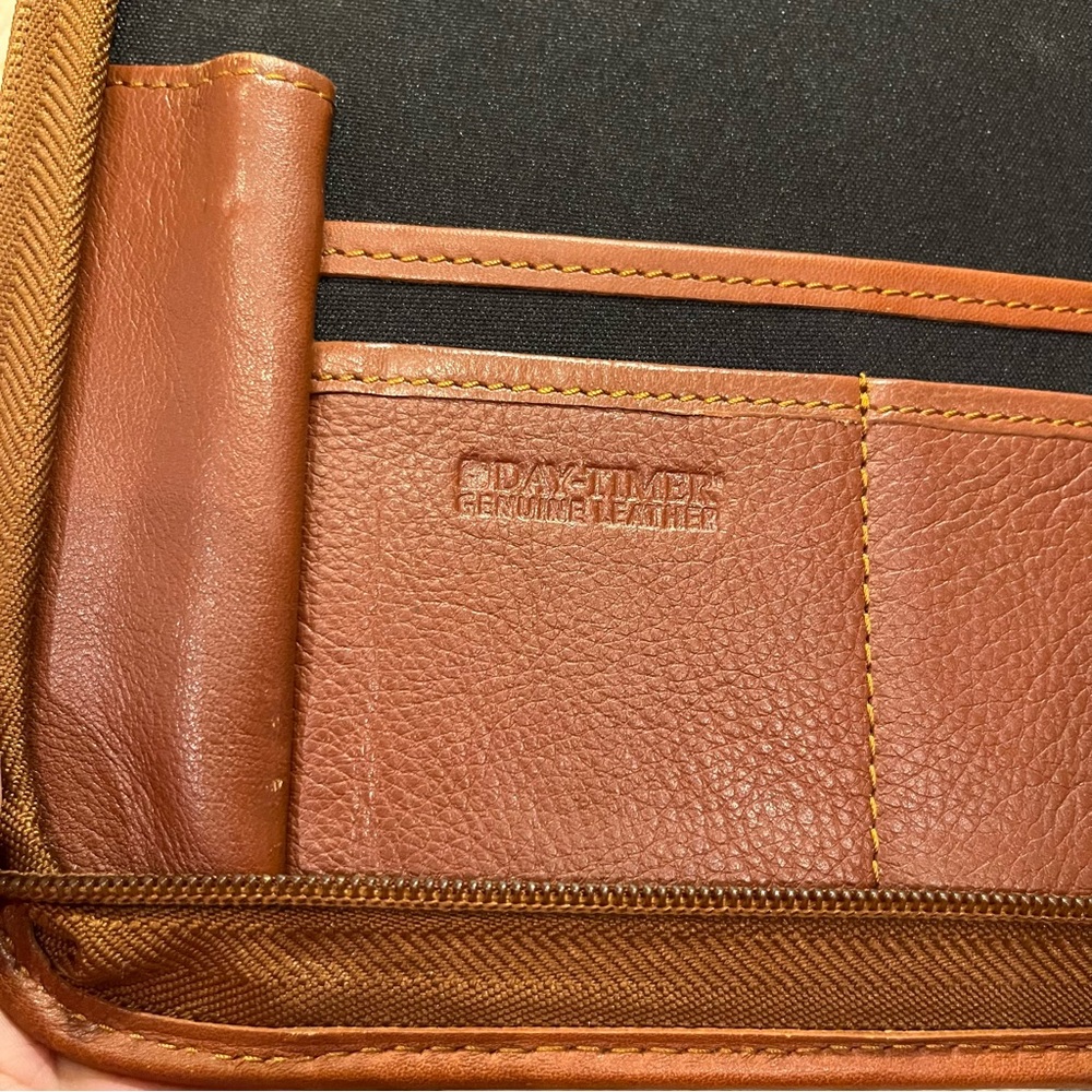 Day-Timer Vintage Green and Brown Leather Zipper Planner/Calendar - Picture 7 of 16